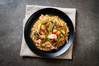 Karıştırılmış kalamar ya da tuzlu yumurtalı ahtapot - Asya deniz ürünleri tarzı