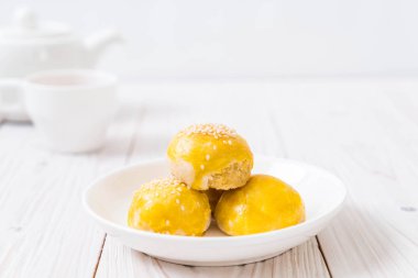 Çin böreği veya moon pasta mung fasulye ezmesi ile dolu ve yumurta sarısı - Asya tuzlu tatlı