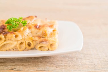 Penne makarna peynir ve jambon - İtalyan yemeği tarzı ile pişmiş