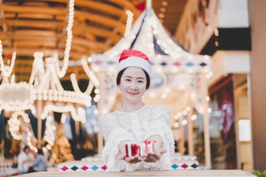 hediye şenlikli Noel Fuarı - vintage etkisi filtre ile gülümseyen güzel genç Asyalı kadın portresi