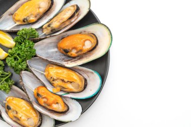 deniz ürünleri midye limon ve beyaz arka plan üzerinde izole maydanoz