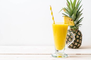 Tahta masada taze ananas suyu bardağı - Sağlıklı içecek