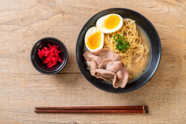 domuz eti ve yumurta - Japon tarzı ile TONKOTSU ramen erişte