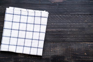 mutfak bezi (peçete) kopya alanı ile ahşap arka plan üzerinde