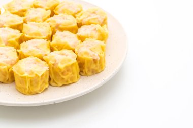 Karides Çince buğulanmış beyaz arka plan üzerinde izole hamur tatlısı