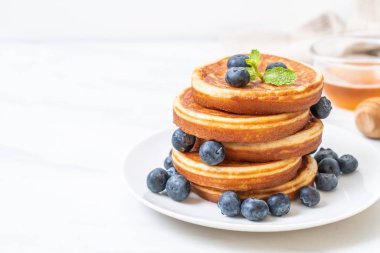 Taze yaban mersinli gözleme.