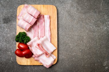 Ahşap tahta üzerinde çiğ domuz pastırma dilimlenmiş