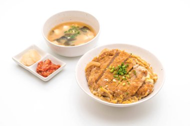 Beyaz arka plan üzerinde izole kızarmış domuz pirzola ekmek kapısı (Katsudon)