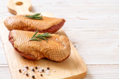 taze çiğ ördek göğsü malzemelerle ahşap tahta üzerinde