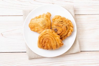 tavuk köri puf böreği ahşap arka plan üzerinde