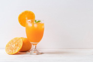 Buzlu bir bardak portakal suyu.