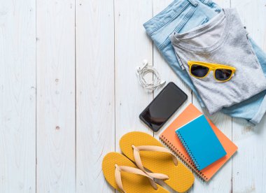 Gezgin, yaz tatili ahşap arka plan üzerinde erkek casual kıyafetler