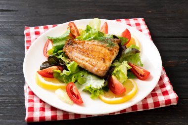 Izgara balık bifteği.