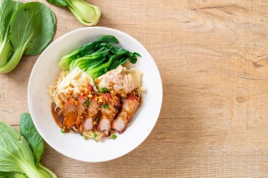 yumurta noodle ile kırmızı kavrulmuş domuz ve mantı - Asya gıda tarzı