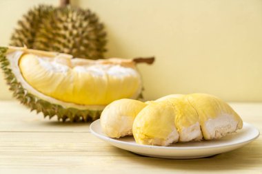 Ahşap zemin üzerinde taze Durian meyvesi