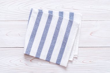 mutfak bezi (peçete) kopya alanı ile ahşap arka plan üzerinde