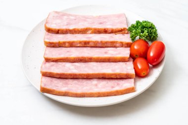 dilimlenmiş taze çiğ pastırma Barbekü