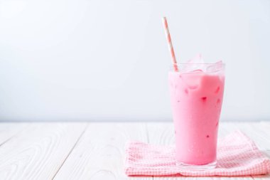 pembe çilek milkshake ahşap üzerine