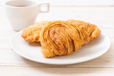 tavuk köri puf böreği ahşap arka plan üzerinde