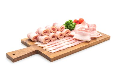Dilimlenmiş domuz pastırması beyaz arka planda izole edilmiş.