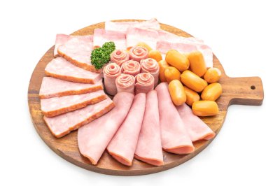 pastırma, sosis, jambon füme ve beyaz arka plan üzerinde izole Barbekü domuz pastırması