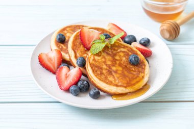 taze yaban mersini, taze çilek ve bal ile sufle gözleme