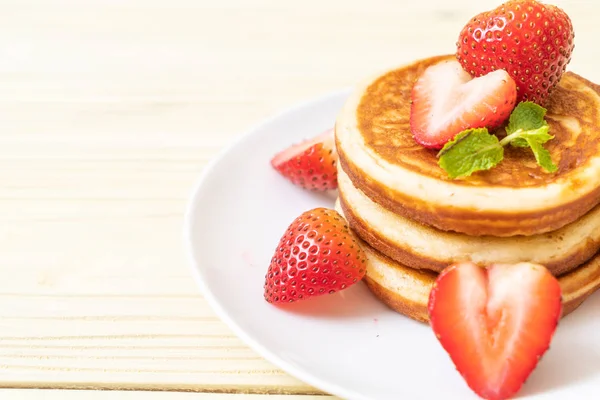 Souffle Pannkaka Med Färska Jordgubbar — Stockfoto