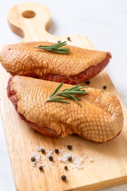 taze çiğ ördek göğsü malzemelerle ahşap tahta üzerinde