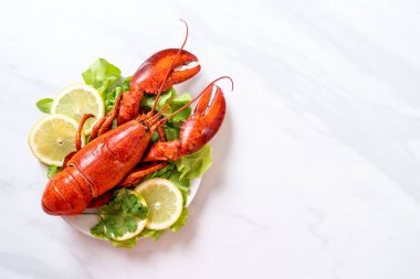 taze Haşlanmış istakoz sebze ve limon ile