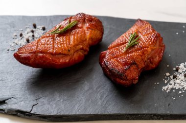 Kızarmış ördek göğsü siyah arduvaz plaka üzerinde