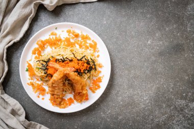 Spagetti tempura karides ve karides yumurta - füzyon gıda