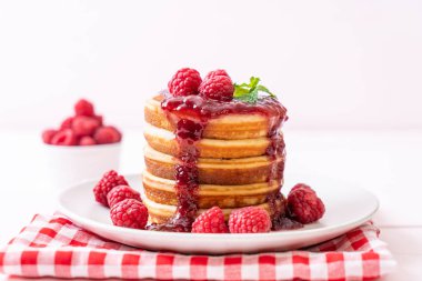 Taze ahududu ve frambuaz sos ile gözleme