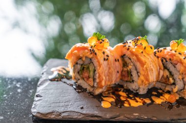 somon suşi rulo ile kaz ciğeri - Japon gıda tarzı