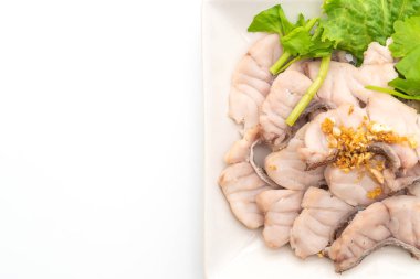 Haşlanmış balık daldırma soslu beyaz arka plan üzerinde izole