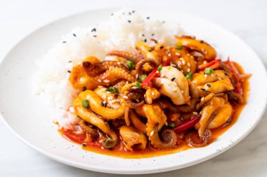 tavada kızartılmış ahtapot veya kalamar ve pirinç - Kore yemeği tarzı ile Kore baharatlı hamur (osam bulgogi)