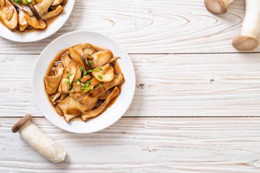 İstiridye soslu kızarmış kral istiridye mantarı. Sağlıklı, vejetaryen ya da vejetaryen yemek tarzı.