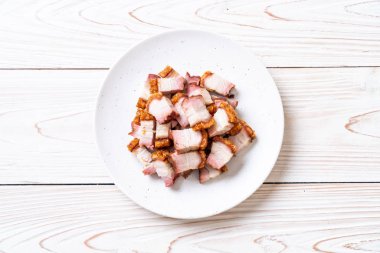 Kıtır kıtır domuz eti mi yoksa kızarmış domuz eti mi?