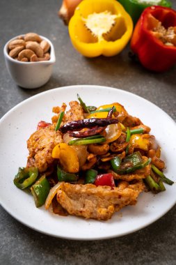 Kaju fıstığı - Asya gıda ile tavada kızartılmış tavuk