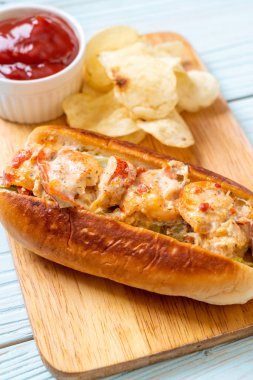 Ev yapımı ıstakoz rulo patates cipsi ile ahşap tahta üzerinde