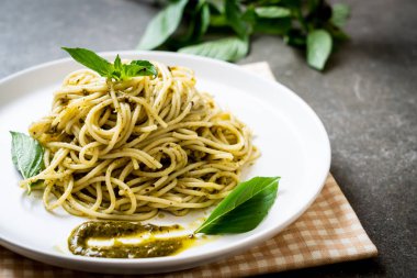 Homamade spagetti pesto sos, zeytin yağı ve fesleğen yaprakları ile.