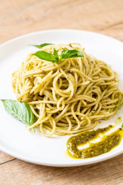 Homamade spagetti pesto sos, zeytin yağı ve fesleğen yaprakları ile.
