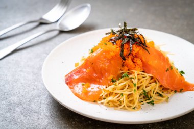 spagetti ile füme somon ve karides yumurta - füzyon gıda tarzı