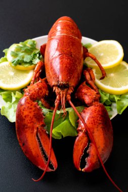 taze Haşlanmış istakoz sebze ve limon ile