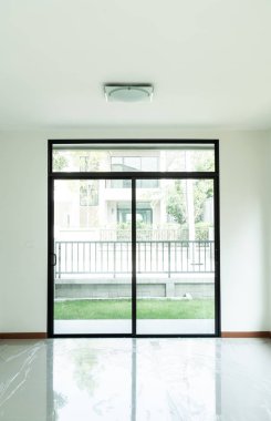 boş cam pencere ve kapı ev güneş ışığı ile