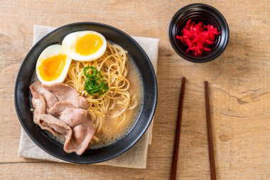 domuz eti ve yumurta - Japon tarzı ile TONKOTSU ramen erişte
