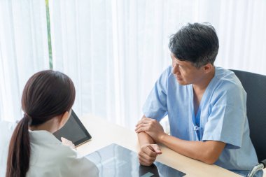 Asya kıdemli olan istişare ile doktor hasta Office - seçici odak noktası