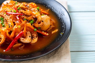 tavada kızartılmış ahtapot veya kalamar ile Kore baharatlı hamur (osam bulgogi) - Kore Gıda tarzı