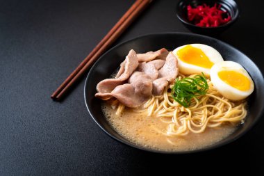 domuz eti ve yumurta - Japon tarzı ile TONKOTSU ramen erişte