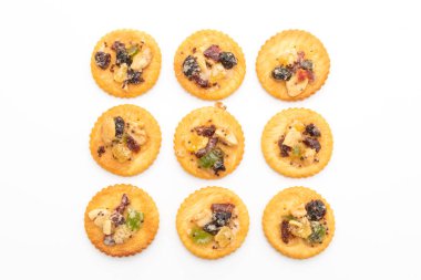 kraker bisküvi ile beyaz arka plan üzerinde izole Kuruyemiş