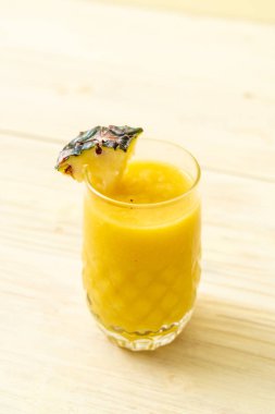 Tahta masada taze ananas suyu bardağı - Sağlıklı içecek